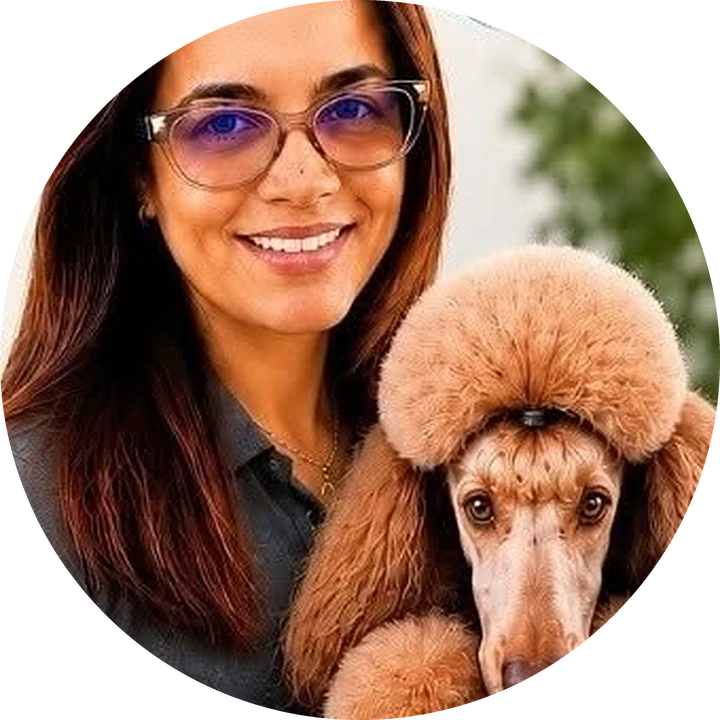 Yasmin Rosario González, fundadora de Petaxy & Services, con un poodle en brazos